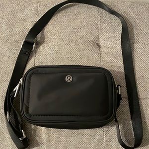 NWOT black Lululemon crossbody